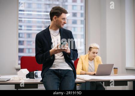 Designerteam, das im Büro an einem Projekt arbeitet Stockfoto