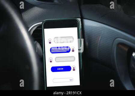 Smartphone-Chatbot im Auto mit künstlicher Intelligenz, virtuellen Informationen und Kundensupport, Chat AI Digital Chatbot, Roboteranwendung Stockfoto