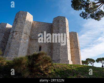 ANDRIA, ITALIEN - 30. OKTOBER 2021: Landschaft mit einem Teil der Castel del Monte bei schönem Sonnenuntergang mit Ausblick und umliegenden Bäumen Stockfoto