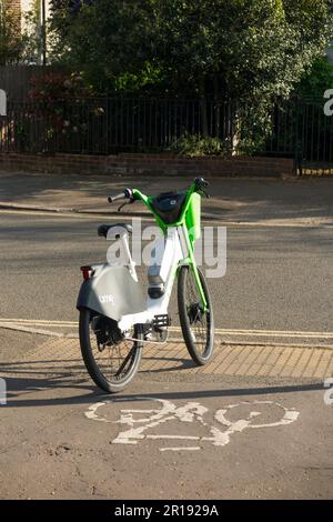 Leihfahrrad Lime Leihfahrrad / E-Fahrräder schlecht geparkt von einem Radfahrer auf der Fahrradroute der A Street / Road in Twickenham, Großbritannien. (134) Stockfoto