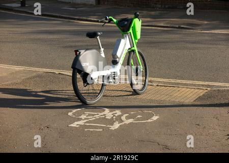 Leihfahrrad Lime Leihfahrrad / E-Fahrräder schlecht geparkt von einem Radfahrer auf der Fahrradroute der A Street / Road in Twickenham, Großbritannien. (134) Stockfoto