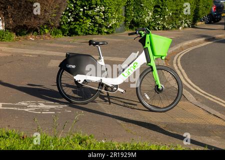 Leihfahrrad Lime Leihfahrrad / E-Fahrräder schlecht geparkt von einem Radfahrer auf der Fahrradroute der A Street / Road in Twickenham, Großbritannien. (134) Stockfoto