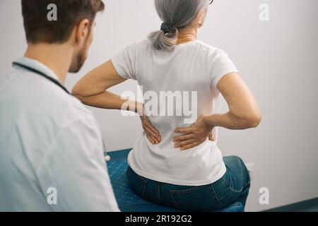 Die alte Frau beim Traumatologen im medizinischen Zentrum Stockfoto