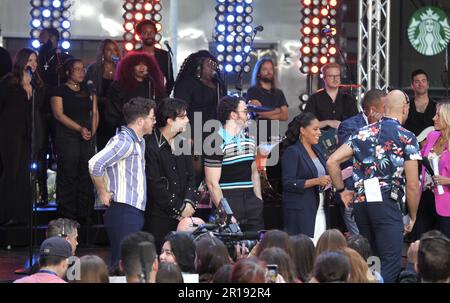 New York, USA. 12. Mai 2023. (NEU) Jonas Brothers tritt live in der Today Show auf. 12. Mai 2023, New York, USA: Die Jonas Brothers starten HEUTE live die Citi Concert Series im Rockefeller Center. Kevin, Joe und Nick werden heute auf der Plaza die Bühne betreten, um die Veröffentlichung ihres mit Spannung erwarteten sechsten Albums mit dem Titel „The Album.“ zu feiern. Credit: Niyi Fote/Thenews2 (Credit Image: © Niyi Fote/TheNEWS2 via ZUMA Press Wire) – NUR REDAKTIONELLE VERWENDUNG! Nicht für den kommerziellen GEBRAUCH! Stockfoto