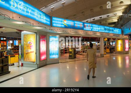 Duty-Free-Shop/Geschäfte/Einkaufen in der Halle des Abflugterminals am Internationalen Flughafen Beijing Capital PRC. China. (125) Stockfoto
