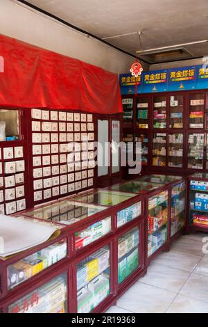 Innenraum, mit Regalen und Schaukästen mit Heilmitteln und Medizin für die Behandlung von Gesundheitsfragen, einer Apotheke in Pingyao, offiziell Pingyao Antike Stadt im Zentrum von Shanxi, China. VR CHINA. (125) Stockfoto