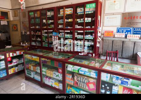 Innenraum, mit Regalen und Schaukästen mit Heilmitteln und Medizin für die Behandlung von Gesundheitsfragen, einer Apotheke in Pingyao, offiziell Pingyao Antike Stadt im Zentrum von Shanxi, China. VR CHINA. (125) Stockfoto