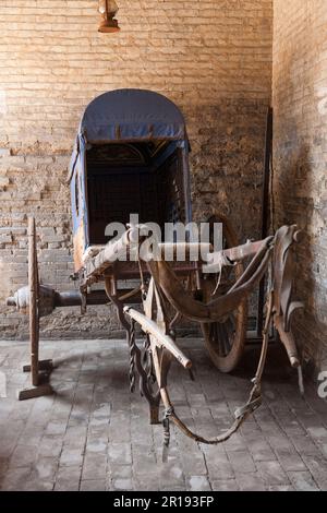 Alte Kutsche im Vintage-Stil, die von edlen, wichtigen und wohlhabenden kaiserlichen Menschen verwendet wird, die im Freien vor dem Innenhof des Rishengchang Piaohao ausgestellt wird, der die erste Einzugsbank in China war. Es befindet sich in Pingyao, Provinz Shanxi, VR China (125) Stockfoto