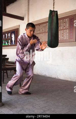 Marshal Arts Experte, der seine Kampfkünste im First Museum of Armed Escort in der Altstadt von Pingyao, Jinzhong, Shanxi, übt. VR CHINA. China. (125) Stockfoto