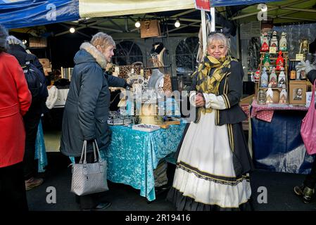 Viktorianisches Straßenmarktfest mit einer Markthändlerin in traditionellem viktorianischem Stil. Stratford Upon Avon, Warwickshire, England Großbritannien Stockfoto