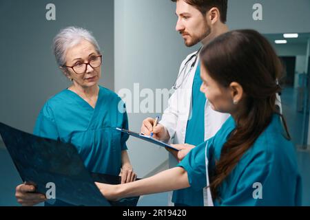 Arztgruppe steht im Korridor der diagnostischen Abteilung Stockfoto