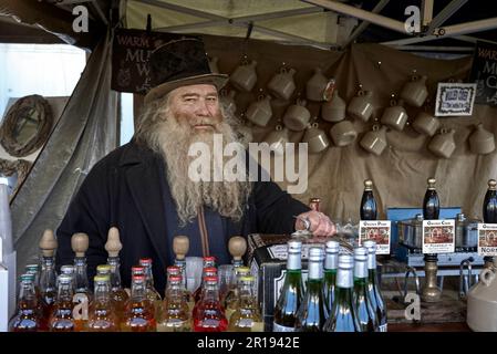 Viktorianisches Straßenmarktfest mit Markthändlern in traditionellen viktorianischen Kleidern. Stratford Upon Avon, Warwickshire, England Großbritannien Stockfoto