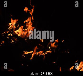 Brennkraft. Flammen aus der Hölle. Funkenhintergrund abfeuern. Schöne, stilvolle Feuerflammen in der Nacht Stockfoto