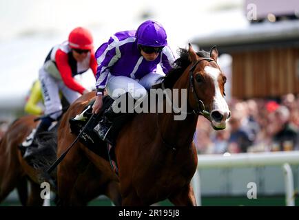 Point Lonsdale fuhr mit Jockey Ryan Moore auf dem Weg zum IRE-Incentive, IT Pays to Buy Irish Huxley Stakes während des Boodles May Festival Tote Chester Cup Day auf der Chester Racecourse. Foto: Freitag, 12. Mai 2023. Stockfoto