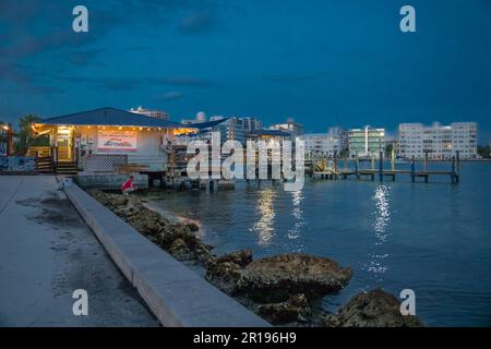 Sarasota, Florida, USA – 10. April 2023: Der legendäre Köderladen Hart's Landing in Sarasota Bay. Stockfoto