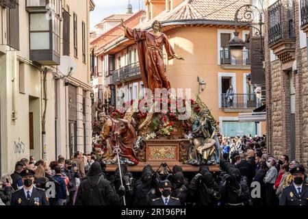 Mitglieder des Cofradía del Cristo del Gran Poder cary a Paso durch die Straßen von Leon während Semana Santa, Spanien Stockfoto