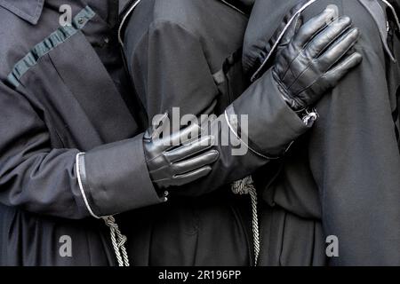 Mitglieder des Cofradía del Cristo del Gran Poder tragen während einer Semana-Santa-Prozession in Leon, Spanien, einen Paso Stockfoto