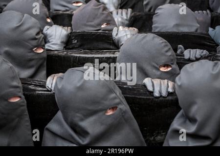 Mitglieder des Cofradía del Cristo del Gran Poder tragen während einer Semana-Santa-Prozession in Leon, Spanien, einen Paso Stockfoto