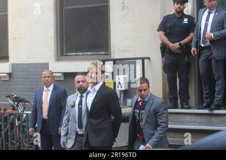 New York, USA. 12. Mai 2023: Daniel Penny wird vom NYPD 5. Revier geführt, angeklagt in der U-Bahn Tod von Jordan Neely. Foto: Matthew Russell Lee / Inner City Press Stockfoto