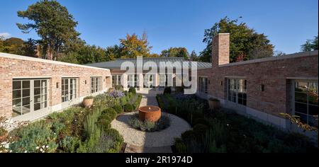 Gesamtblick vom Eingang. Berkhamsted House, Berkhamsted, Vereinigtes Königreich. Architekt: Kirkland Fraser Moor, 2022. Stockfoto