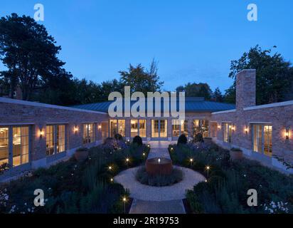 Gesamtblick vom Eingang in der Dämmerung. Berkhamsted House, Berkhamsted, Vereinigtes Königreich. Architekt: Kirkland Fraser Moor, 2022. Stockfoto