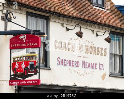 Coach and Horses, traditioneller Pub an der High Street in Whitstable, Kent, England Stockfoto