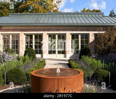 Gesamtblick vom Eingang über den Wasserbrunnen. Berkhamsted House, Berkhamsted, Vereinigtes Königreich. Architekt: Kirkland Fraser Moor, 2022. Stockfoto