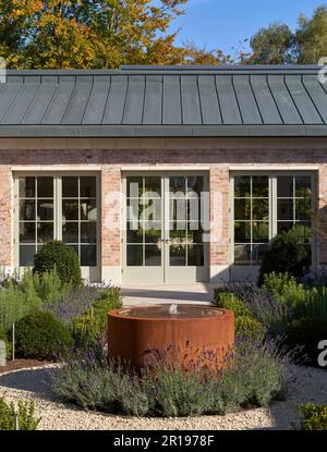 Gesamtblick vom Eingang über den Wasserbrunnen. Berkhamsted House, Berkhamsted, Vereinigtes Königreich. Architekt: Kirkland Fraser Moor, 2022. Stockfoto