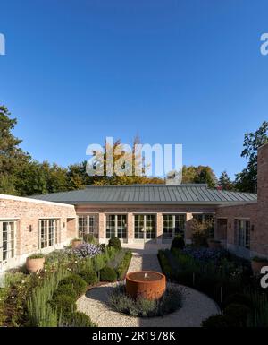 Gesamtblick vom Eingang. Berkhamsted House, Berkhamsted, Vereinigtes Königreich. Architekt: Kirkland Fraser Moor, 2022. Stockfoto