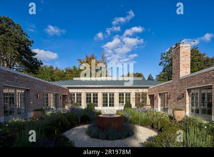 Gesamtblick vom Eingang. Berkhamsted House, Berkhamsted, Vereinigtes Königreich. Architekt: Kirkland Fraser Moor, 2022. Stockfoto