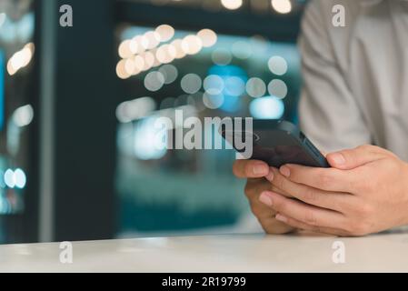 Männliche Hände, die ein Smartphone mit Kopierbereich verwenden, Suchbegriff oder Social-Networking-Konzept, digitale Online-Technologie, Internetverbindung. Stockfoto
