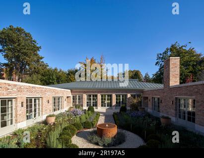 Gesamtblick vom Eingang. Berkhamsted House, Berkhamsted, Vereinigtes Königreich. Architekt: Kirkland Fraser Moor, 2022. Stockfoto