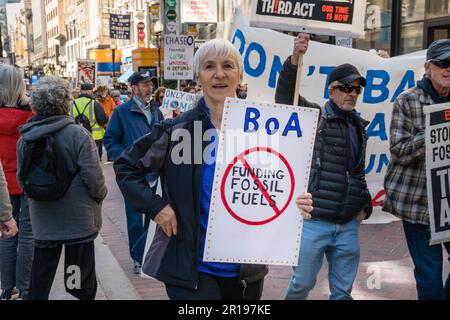 Boston, Massachusetts, USA-21. März 2023: Demonstranten beim National Day of Action to Stop Dirty Banks Action, gesponsert von Bill McKibbens Organisation Third Act Stockfoto