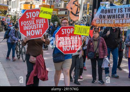 Boston, Massachusetts, USA-21. März 2023: Demonstranten beim National Day of Action to Stop Dirty Banks Action, gesponsert von Bill McKibbens Organisation Third Act Stockfoto