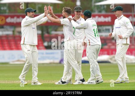 Wiaan Mulder (Zentrum) in Leicestershire feiert das Wicket über LBW von Sussex Steven Smith am zweiten Tag des LV= Insurance County Championship-Spiels auf dem Uptonsteel County Ground in Leicester. Foto: Freitag, 12. Mai 2023. Stockfoto