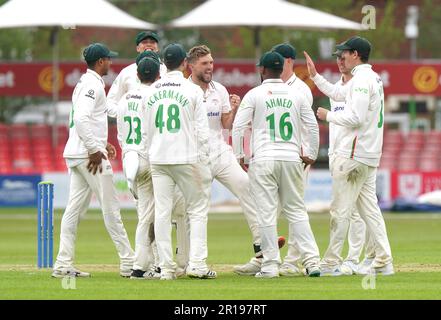 Wiaan Mulder (Zentrum) in Leicestershire feiert das Wicket über LBW von Sussex Steven Smith am zweiten Tag des LV= Insurance County Championship-Spiels auf dem Uptonsteel County Ground in Leicester. Foto: Freitag, 12. Mai 2023. Stockfoto