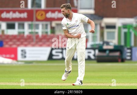 Wiaan Mulder in Leicestershire feiert das Wicket über LBW von Sussex Steven Smith am zweiten Tag des LV= Insurance County Championship-Spiels auf dem Uptonsteel County Ground in Leicester. Foto: Freitag, 12. Mai 2023. Stockfoto