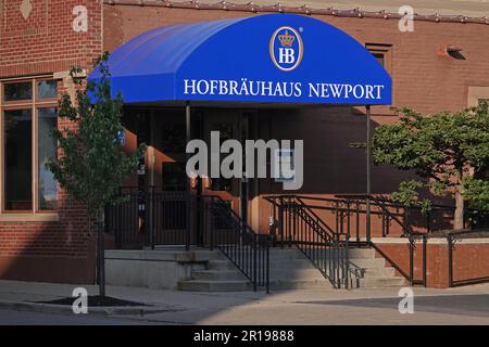 Newport, Kentucky / USA - 8. Juli 2017: Der Vordereingang der Hofbräuhaus Newport Brauerei und des Restaurants wird tagsüber gezeigt. Stockfoto