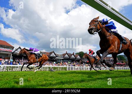 Point Lonsdale wurde von Jockey Ryan Moore (links, lila Seide) geritten, auf dem Weg zum IRE-Incentive, IT Pays to Buy Irish Huxley Stakes während des Boodles May Festival Tote Chester Cup Day auf der Chester Racecourse. Foto: Freitag, 12. Mai 2023. Stockfoto