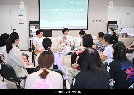 (230512) -- PEKING, 12. Mai 2023 (Xinhua) -- Li Rui (C), Chefschwester der Geburtshilfe-Klinik, kommuniziert gegen 10 Uhr mit Gastschwestern und schwangeren Frauen am Peking Union Medical College Hospital (PUMCH) in Peking, Hauptstadt von China, 9. Mai 2023. Freitag ist Internationaler Schwesterntag. Die Anzahl der Krankenschwestern in China hat in den letzten zehn Jahren ein kontinuierliches Wachstum verzeichnet, mit einem durchschnittlichen jährlichen Anstieg von 8 Prozent, laut der National Health Commission (NHC). Die Gesamtzahl der registrierten Krankenschwestern in China lag Ende letzten Jahres bei über 5,2 Millionen, mit etwa 3 Stockfoto