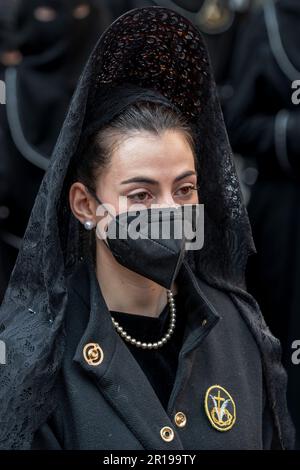 Mitglied des Cofradía del Cristo del Gran Poder während einer Semana-Santa-Prozession in Leon, Spanien Stockfoto