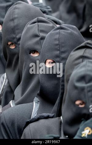 Mitglieder des Cofradía del Cristo del Gran Poder tragen während einer Semana-Santa-Prozession in Leon, Spanien, einen Paso Stockfoto