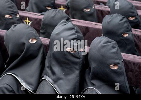 Mitglieder des Cofradía del Cristo del Gran Poder tragen während einer Semana-Santa-Prozession in Leon, Spanien, einen Paso Stockfoto