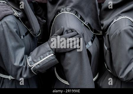 Mitglieder des Cofradía del Cristo del Gran Poder tragen während einer Semana-Santa-Prozession in Leon, Spanien, einen Paso Stockfoto