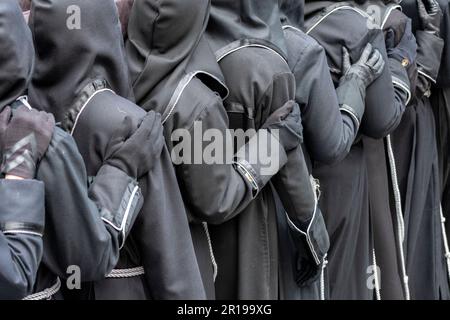 Mitglieder des Cofradía del Cristo del Gran Poder tragen während einer Semana-Santa-Prozession in Leon, Spanien, einen Paso Stockfoto