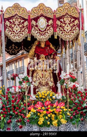 Ein Paso mit der Jungfrau Maria Statue des Cofradía del Cristo del Gran Poder in Leon während einer Semana Santa Prozession, Spanien Stockfoto
