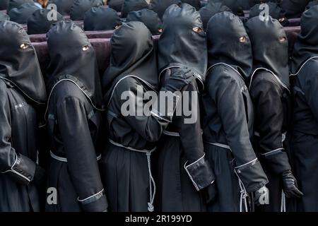 Mitglieder des Cofradía del Cristo del Gran Poder tragen während einer Semana-Santa-Prozession in Leon, Spanien, einen Paso Stockfoto
