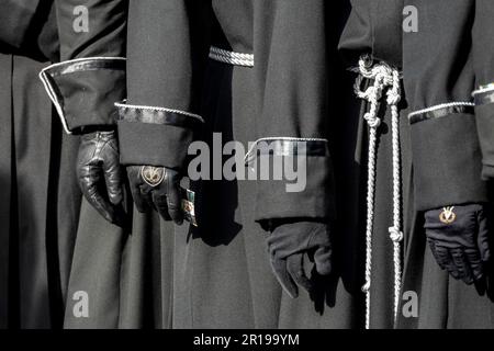 Mitglieder des Cofradía del Cristo del Gran Poder tragen während einer Semana-Santa-Prozession in Leon, Spanien, einen Paso Stockfoto