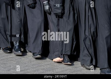 Mitglieder des Cofradía del Cristo del Gran Poder tragen während einer Semana-Santa-Prozession in Leon, Spanien, einen Paso Stockfoto