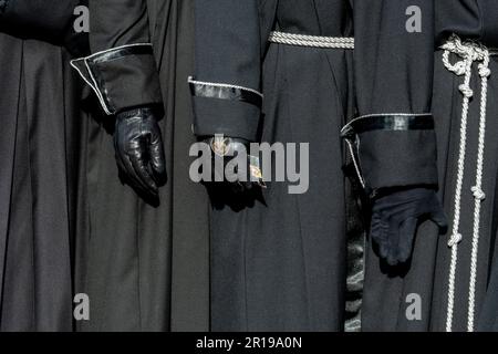 Mitglieder des Cofradía del Cristo del Gran Poder tragen während einer Semana-Santa-Prozession in Leon, Spanien, einen Paso Stockfoto